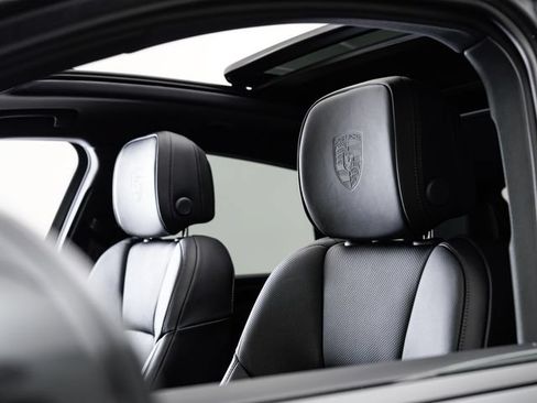 Certified 2026 Porsche Macan AWD/4WD image 10