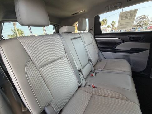 Used 2015 Toyota Highlander Plus FWD image 26