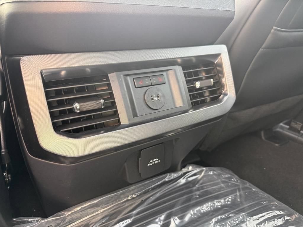 Used 2025 Ford F250 Platinum w/ FX4 Off-Road Package AWD/4WD image 32
