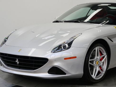 Used 2017 Ferrari California T RWD image 45
