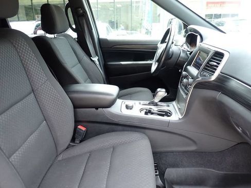 Used 2021 Jeep Grand Cherokee Laredo AWD/4WD image 3
