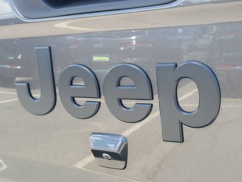 Used 2025 Jeep Gladiator Sport AWD/4WD image 8