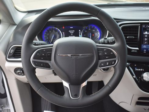 Used 2024 Chrysler Pacifica Touring-L FWD image 20