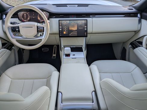 Used 2025 Land Rover Range Rover SV image 9
