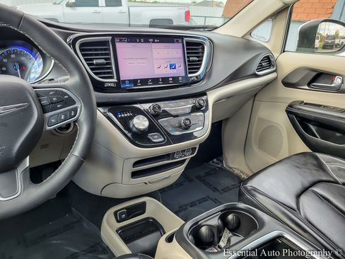 Used 2023 Chrysler Pacifica Touring-L FWD image 22