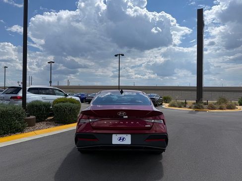 Certified 2024 Hyundai Elantra SE FWD image 5