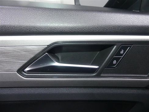 Used 2020 Volkswagen Atlas Cross Sport SE image 20