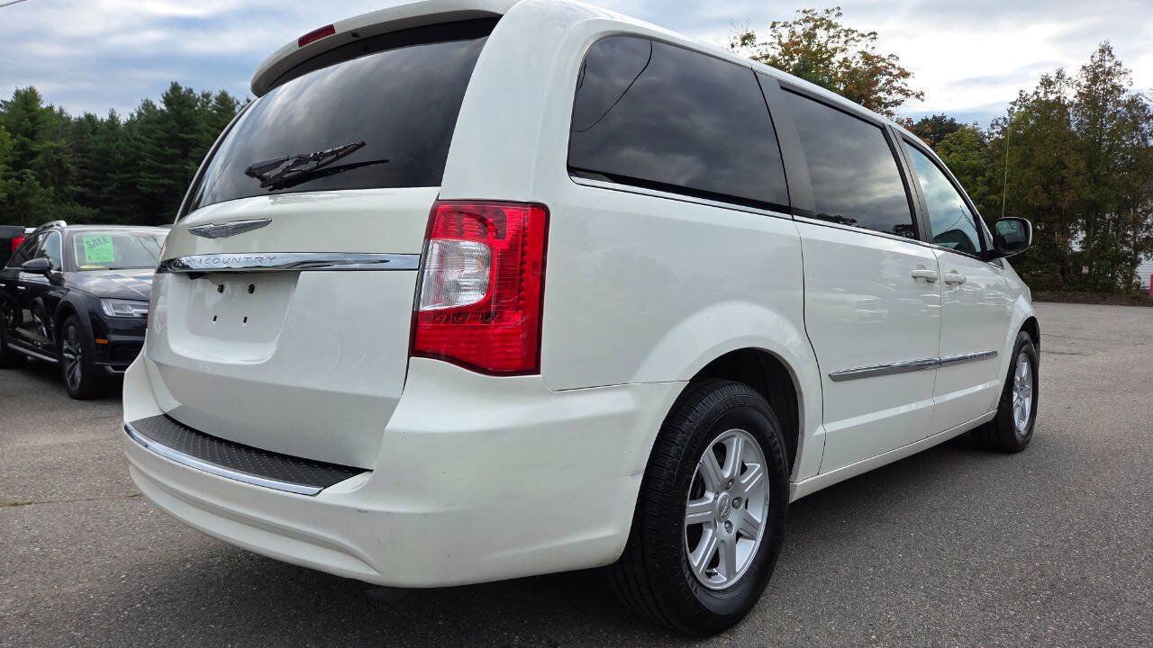 Used 2011 Chrysler Town & Country Touring FWD image 17