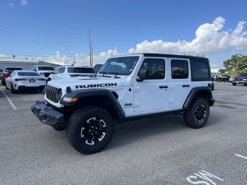 Used 2025 Jeep Wrangler Unlimited Rubicon AWD/4WD image 4