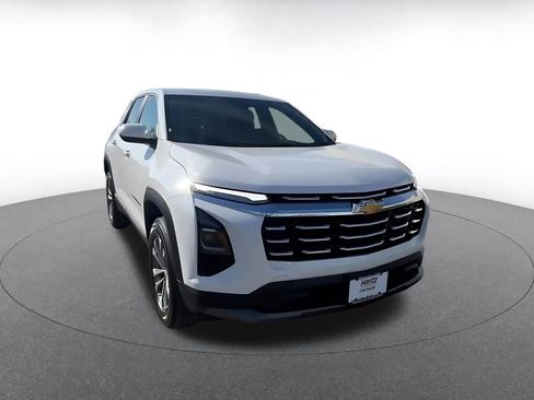 Used 2025 Chevrolet Equinox LT image 3