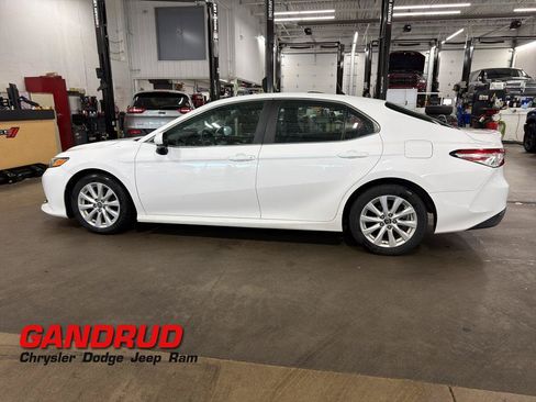 Used 2018 Toyota Camry LE FWD image 1