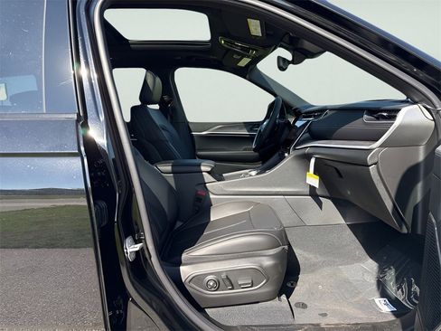 New 2025 Jeep Grand Cherokee Limited w/ Luxury Tech Group II image 10