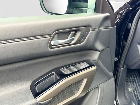 Used 2024 Nissan Pathfinder Platinum image 16