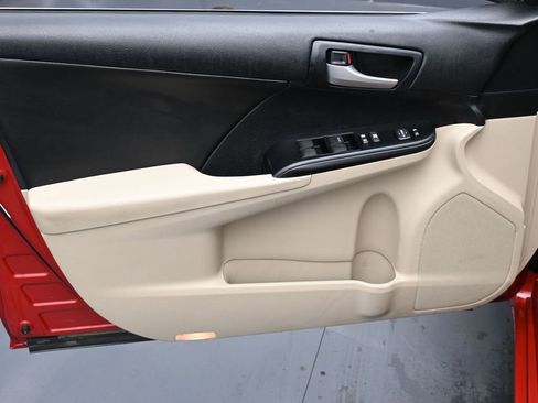 Used 2014 Toyota Camry LE image 9