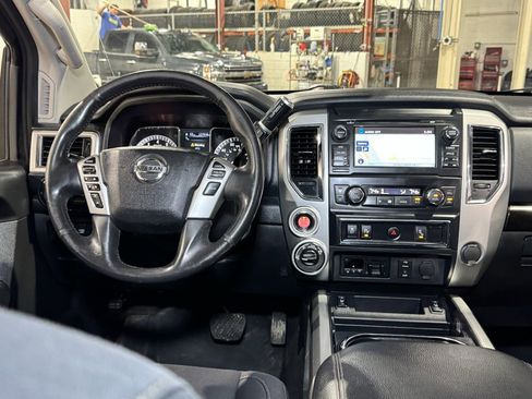 Used 2018 Nissan Titan SV w/ SV Convenience Package image 20