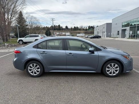 Used 2022 Toyota Corolla LE FWD image 3