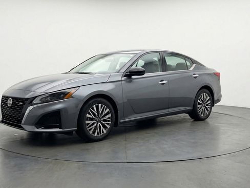 Used 2025 Nissan Altima 2.5 SV FWD image 3