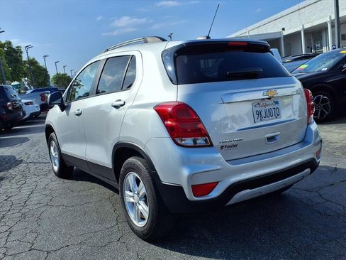 Used 2022 Chevrolet Trax LT w/ LT Convenience Package image 3