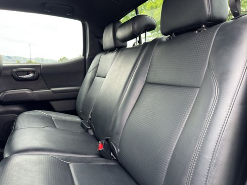 Used 2021 Toyota Tacoma TRD Sport w/ TRD Premium Sport Package AWD/4WD image 8
