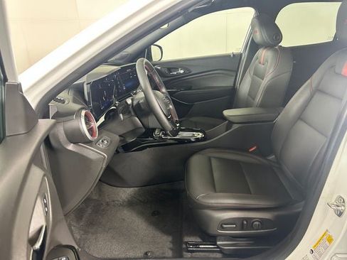 Used 2025 Chevrolet Trax RS w/ Sunroof Package FWD image 11