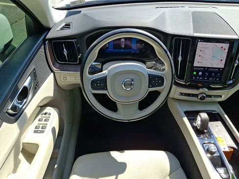 Used 2022 Volvo XC60 B5 Momentum w/ Climate Package AWD/4WD image 12