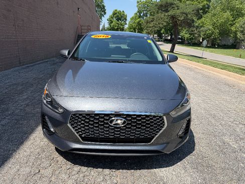 Used 2018 Hyundai Elantra GT FWD image 2