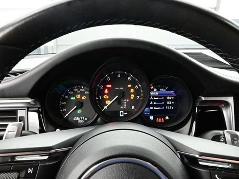 Certified 2024 Porsche Macan AWD/4WD image 9