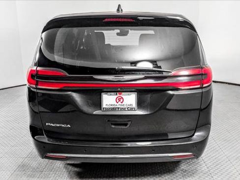 Used 2023 Chrysler Pacifica Touring-L image 7