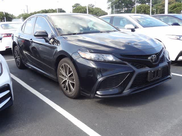 Used 2023 Toyota Camry SE FWD image 3
