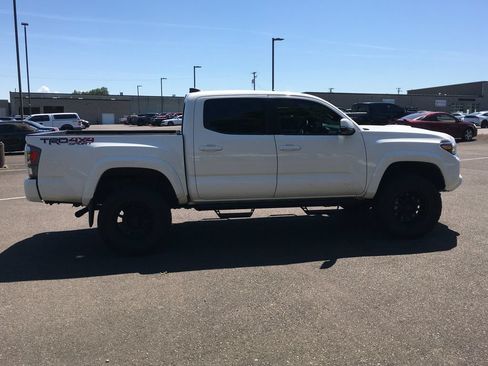 Used 2021 Toyota Tacoma TRD Sport w/ TRD Premium Sport Package AWD/4WD image 7