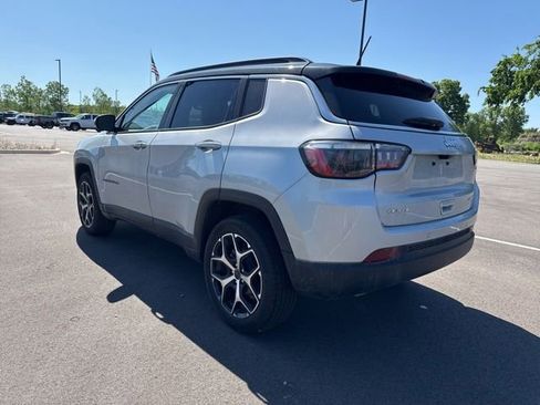 Used 2025 Jeep Compass Limited AWD/4WD image 3