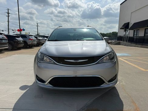 Used 2020 Chrysler Pacifica Touring-L Plus FWD image 2