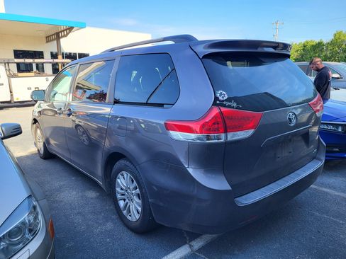 Used 2012 Toyota Sienna XLE image 6
