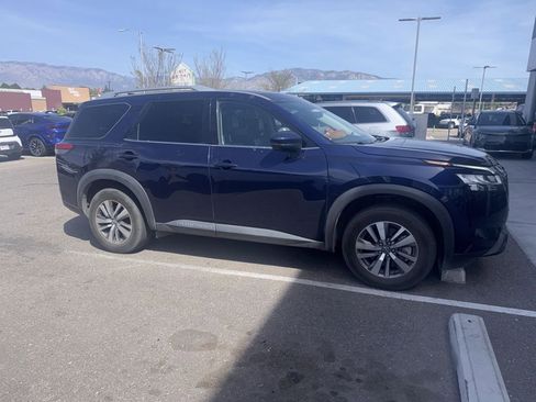 Used 2023 Nissan Pathfinder SL image 4