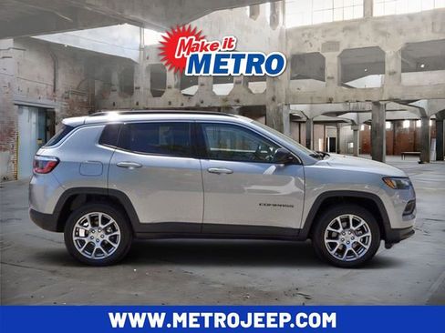Used 2022 Jeep Compass Latitude w/ Sun and Sound Group AWD/4WD image 1