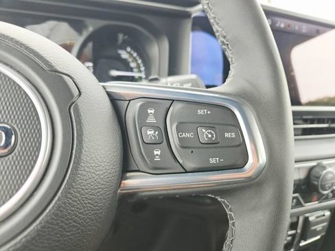 Used 2025 Jeep Wrangler Unlimited Sahara w/ Safety Group AWD/4WD image 25