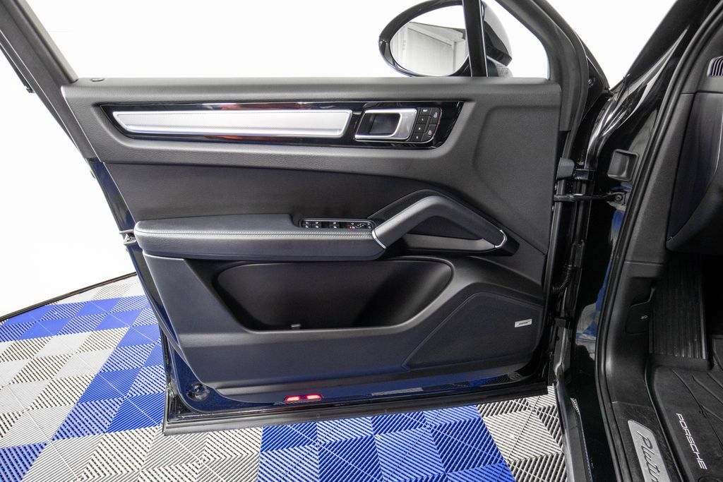 Used 2023 Porsche Cayenne Platinum Edition AWD/4WD image 13