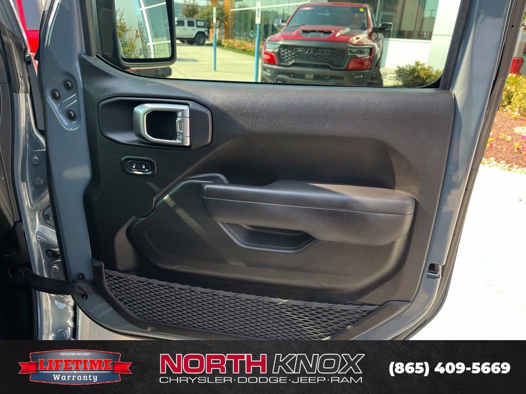 Used 2025 Jeep Gladiator Mojave w/ Convenience Group AWD/4WD image 29