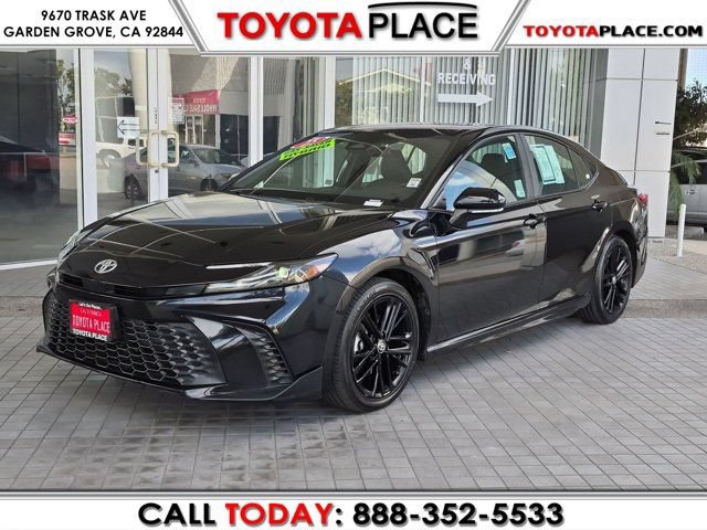 Used 2025 Toyota Camry SE FWD image 1