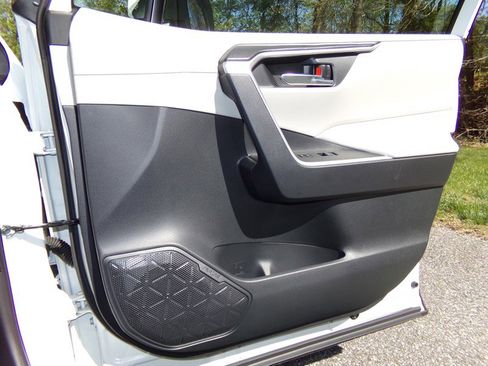 Used 2023 Toyota RAV4 XLE w/ Convenience Package image 38