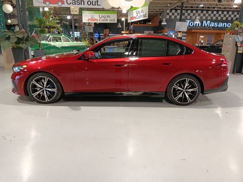 Used 2024 BMW 540i xDrive w/ Executive Package image 9