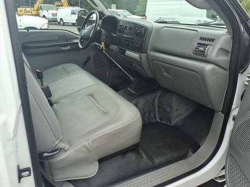 Used 2006 Ford F550 2WD Regular Cab Super Duty image 18