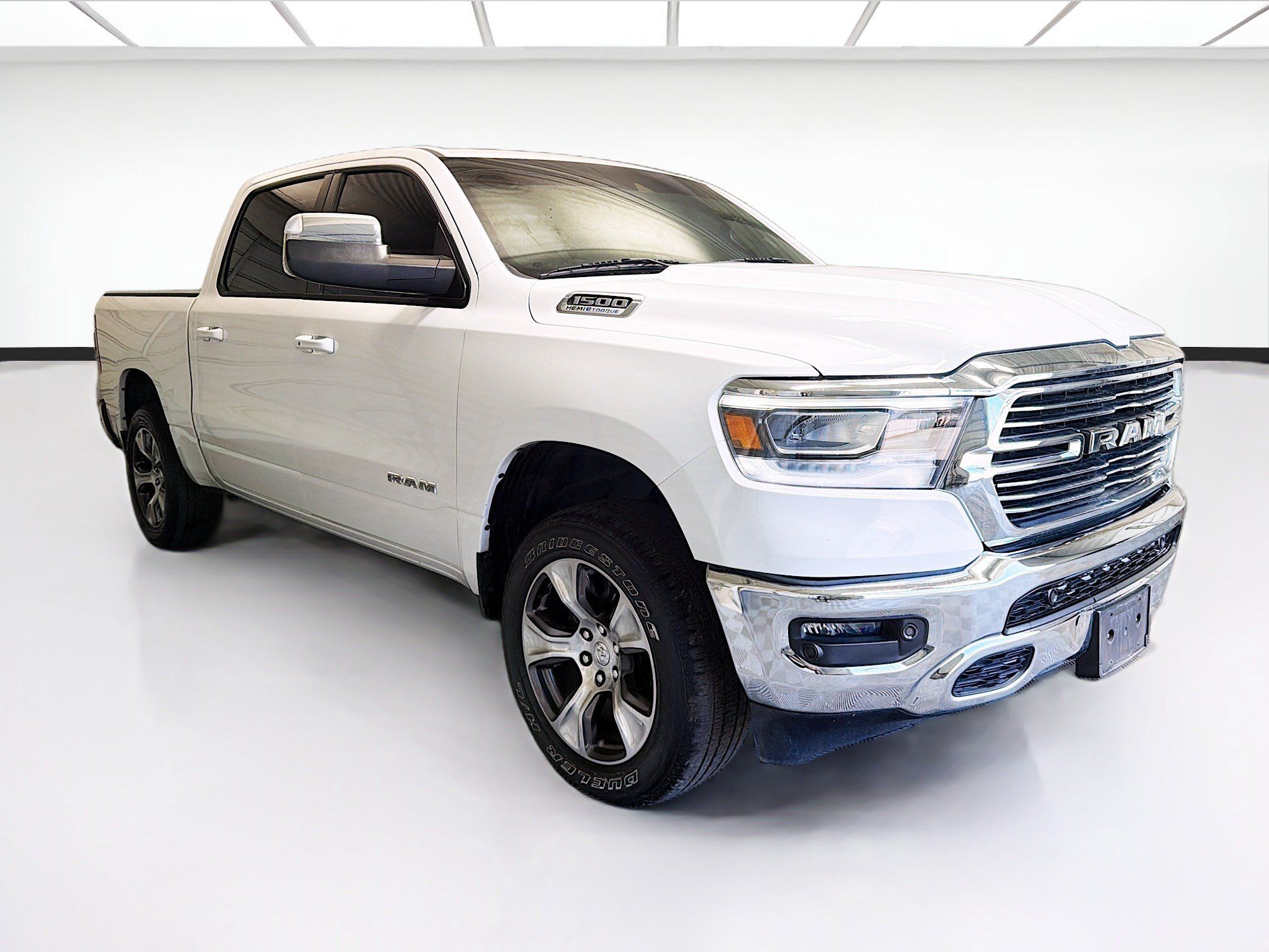 Used 2023 RAM 1500 Laramie AWD/4WD image 3