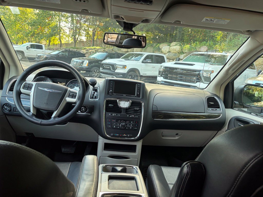 Used 2016 Chrysler Town & Country Touring-L w/ Driver Convenience Group FWD image 22