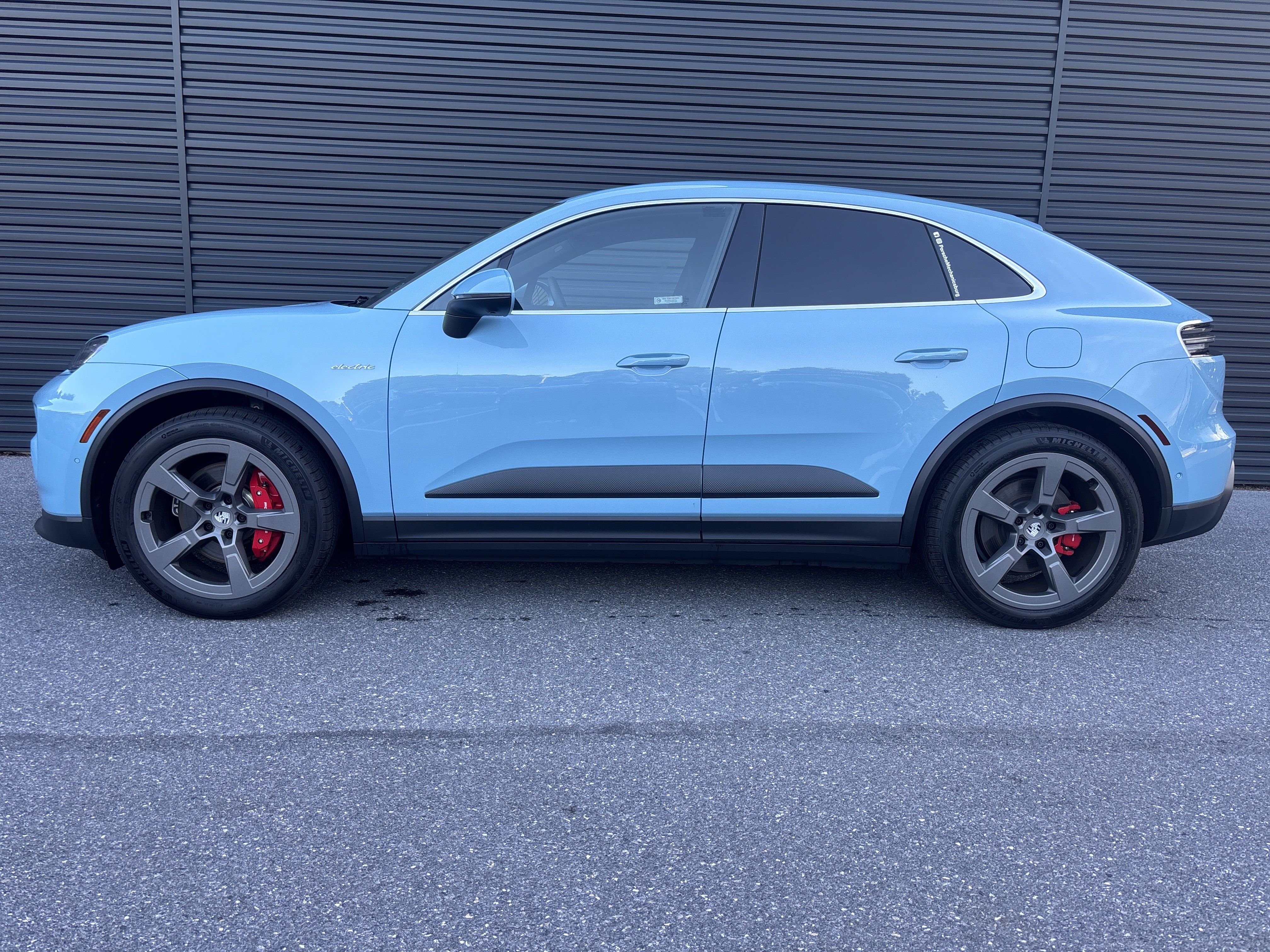 Certified 2025 Porsche Macan 4S Electric AWD/4WD image 2