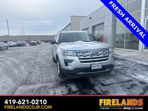 Used 2019 Ford Explorer XLT image 3