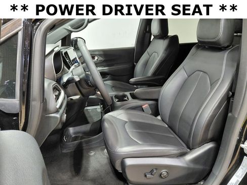 Certified 2025 Chrysler Pacifica Select image 17