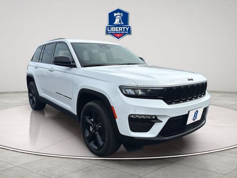 Used 2023 Jeep Grand Cherokee Limited w/ Black Appearance Package AWD/4WD image 16