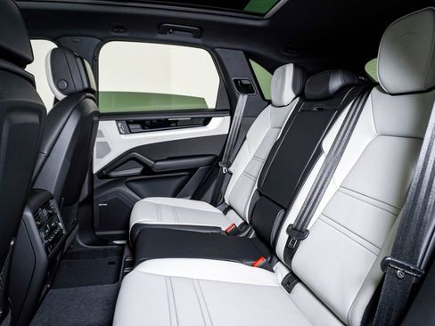 New 2026 Porsche Cayenne S image 17