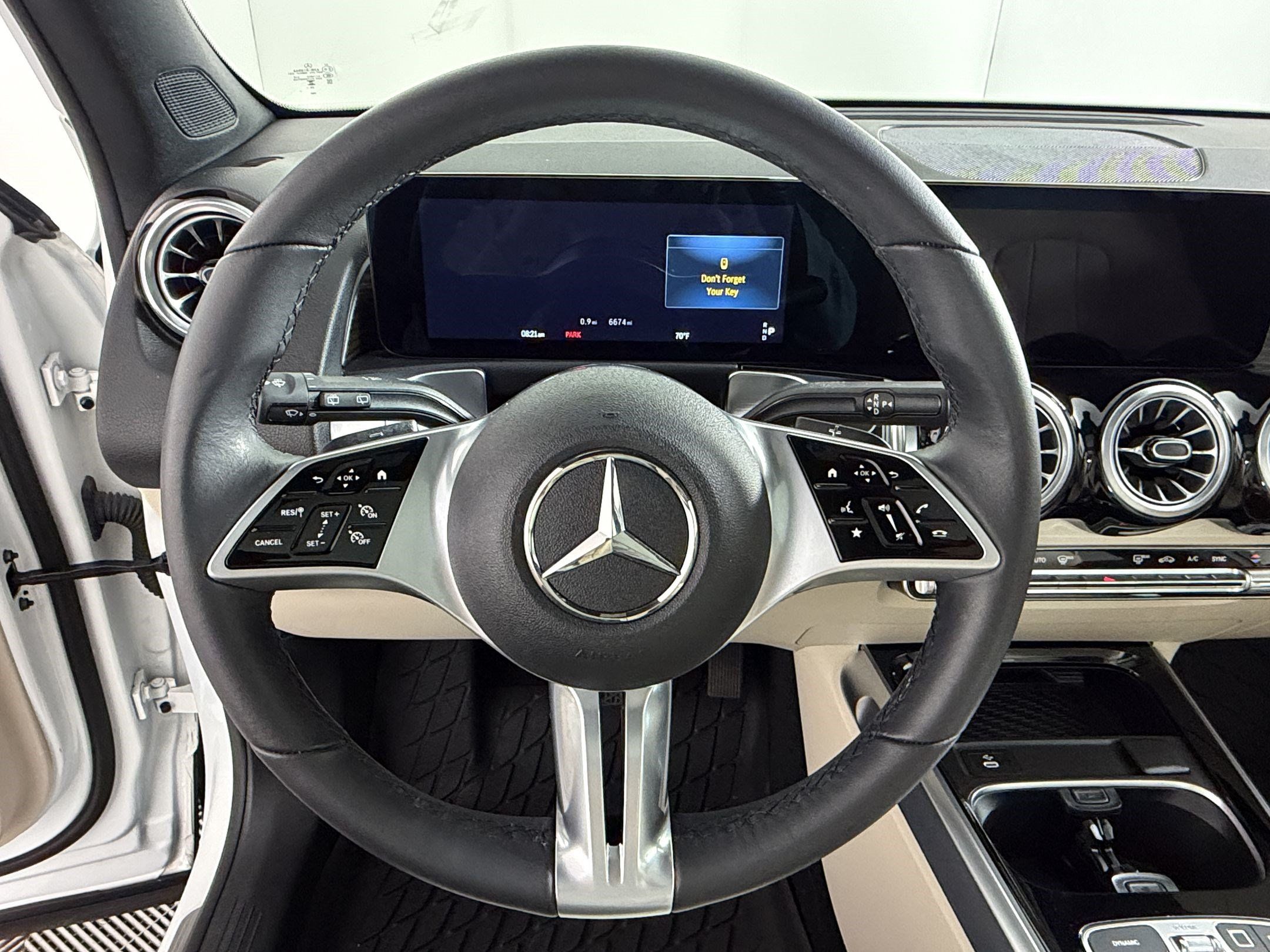 Used 2025 Mercedes-Benz GLB 250 4MATIC image 11